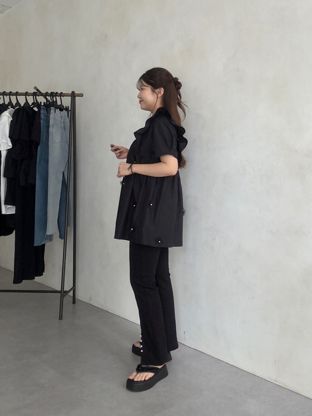 ブラック系のかごバッグ、ブラック系のサンダル、ブラック系のシャツ/ブラウスを着用したレディースの夏コーディネートの2枚目の写真