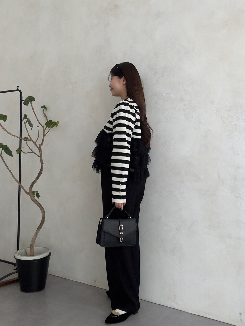 ブラック系のニット/セーター、ブラック系のその他パンツを着用したレディースの秋コーディネートの2枚目の写真