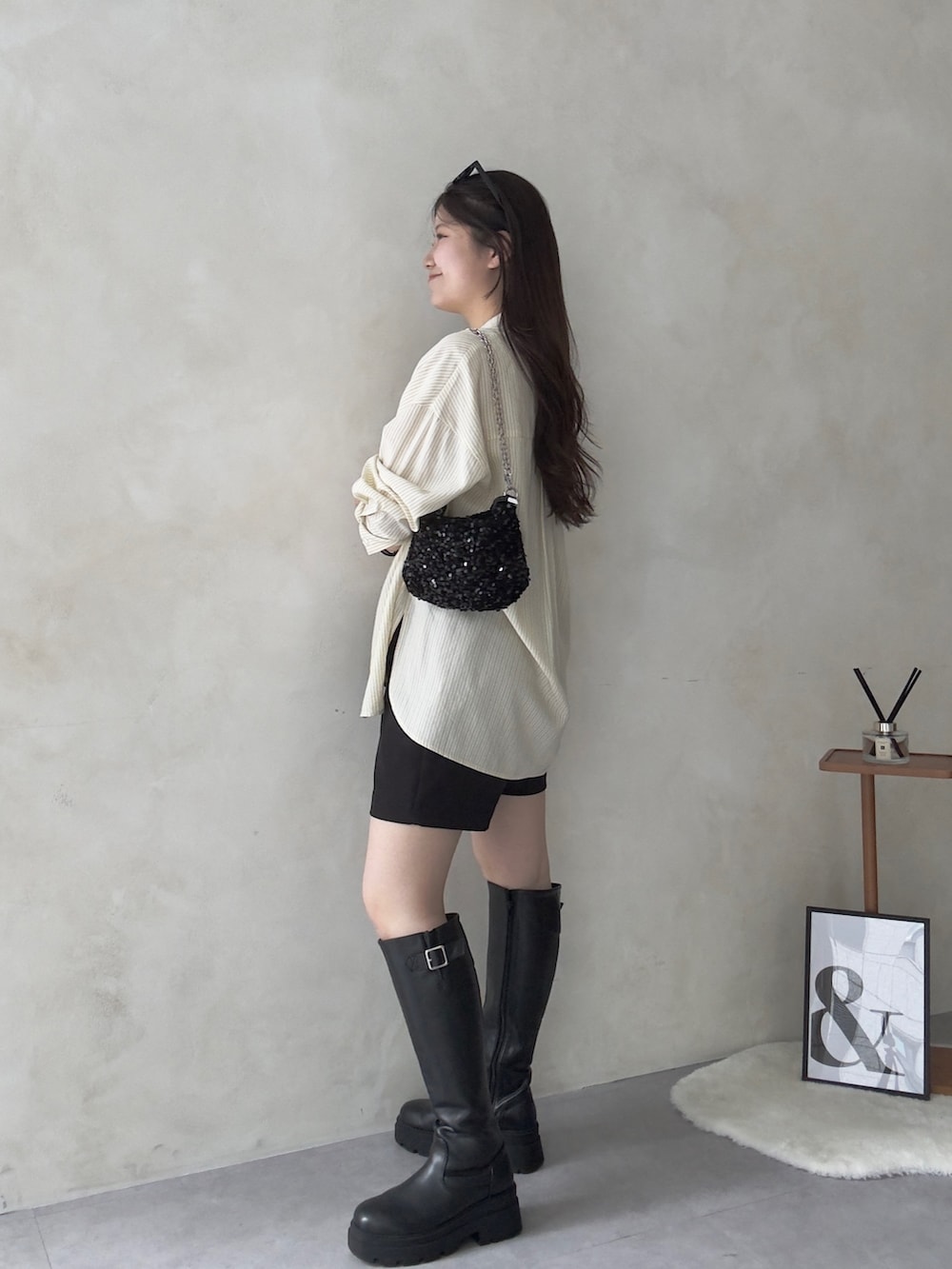 ブラック系のその他パンツ、ブラック系のブーツ、イエロー系のシャツ/ブラウスを着用したレディースの春コーディネートの2枚目の写真