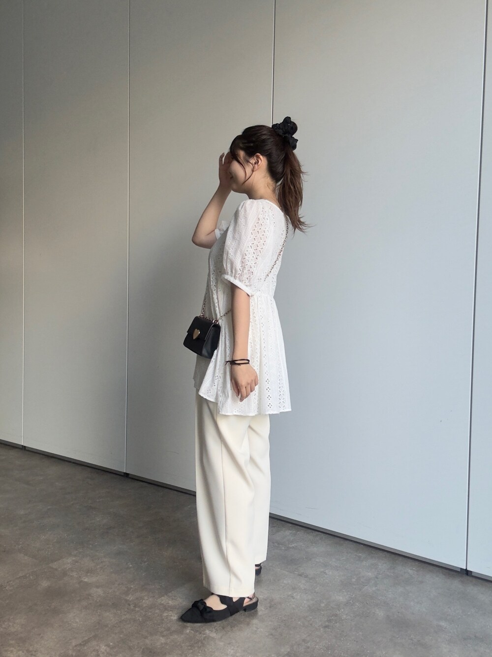 ホワイト系のシャツ/ブラウス、ホワイト系のその他パンツ、ブラック系のシュシュを着用したレディースの夏コーディネートの2枚目の写真