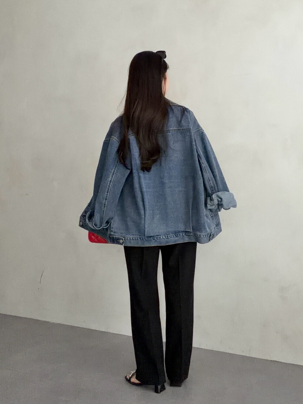 ブルー系のデニムジャケット、ホワイト系のTシャツ/カットソー、ブラック系のその他パンツを着用したレディースの春コーディネートの3枚目の写真