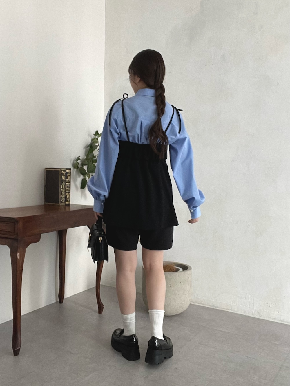 ブルー系のシャツ/ブラウス、ブラック系のキャミソール、ブラック系のその他パンツを着用したレディースの春コーディネートの3枚目の写真