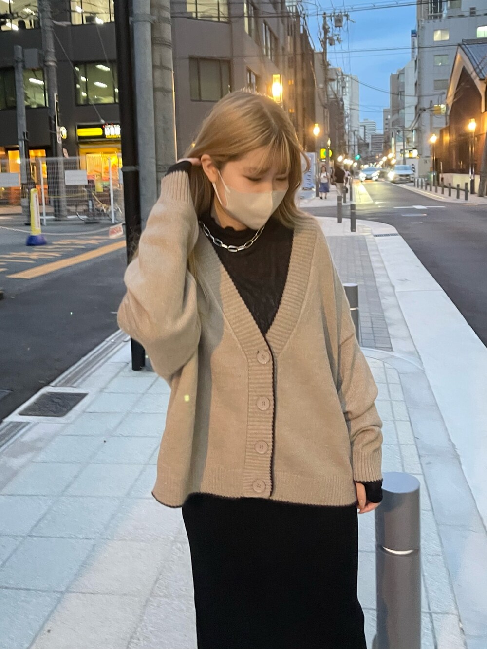 ベージュ系のカーディガン/ボレロ、ブラック系のTシャツ/カットソー、ブラック系のスカートを着用したレディースの秋コーディネートの3枚目の写真