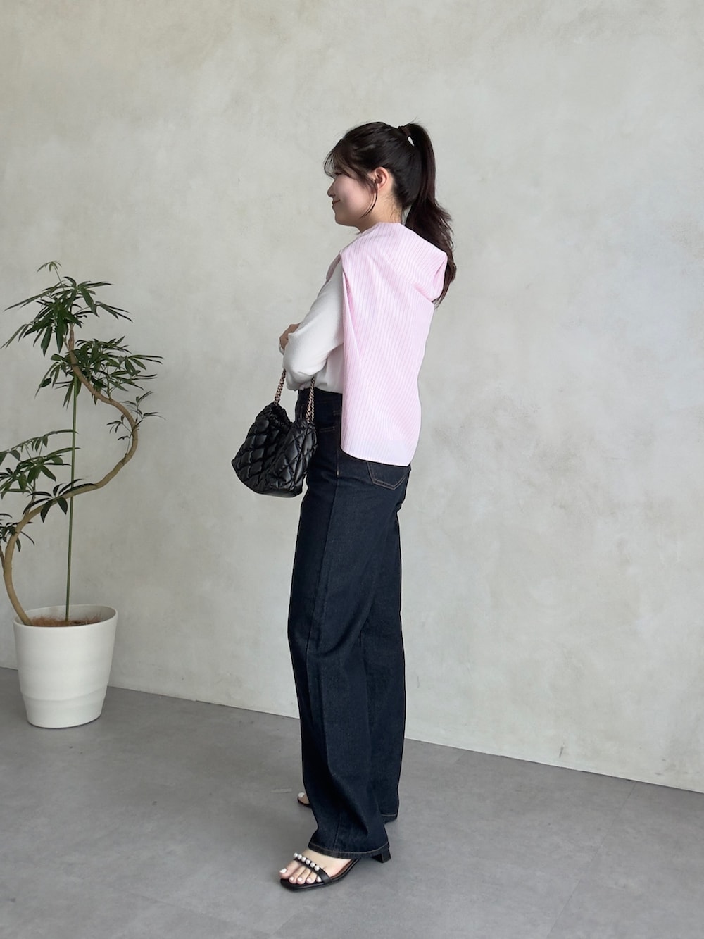 ホワイト系のTシャツ/カットソー、ブラック系のサンダル、ピンク系のシャツ/ブラウスを着用したレディースの春コーディネートの2枚目の写真