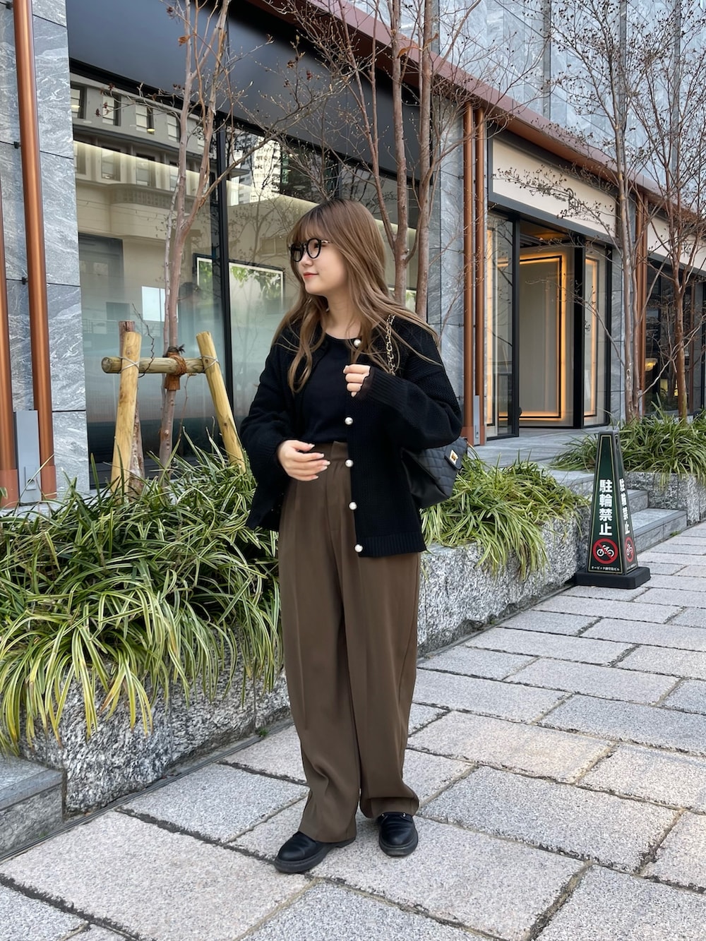 ブラック系のカーディガン/ボレロ、ブラック系のTシャツ/カットソー、ブラック系のショルダーバッグを着用したレディースの冬コーディネートの4枚目の写真