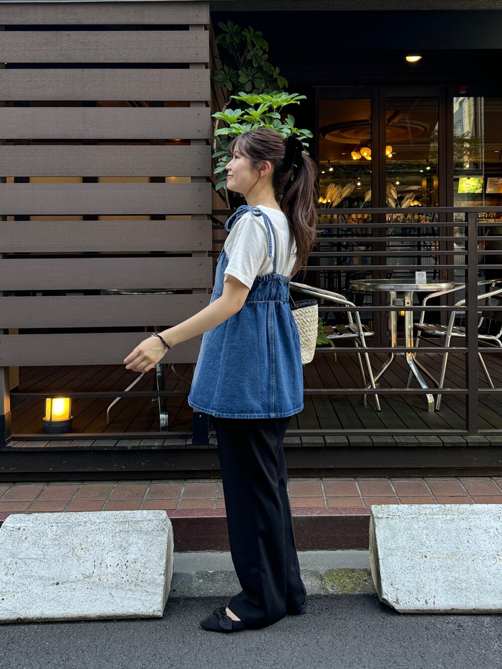 ホワイト系のTシャツ/カットソー、ブルー系のキャミソール、ブラック系のその他パンツを着用したレディースの夏コーディネートの3枚目の写真