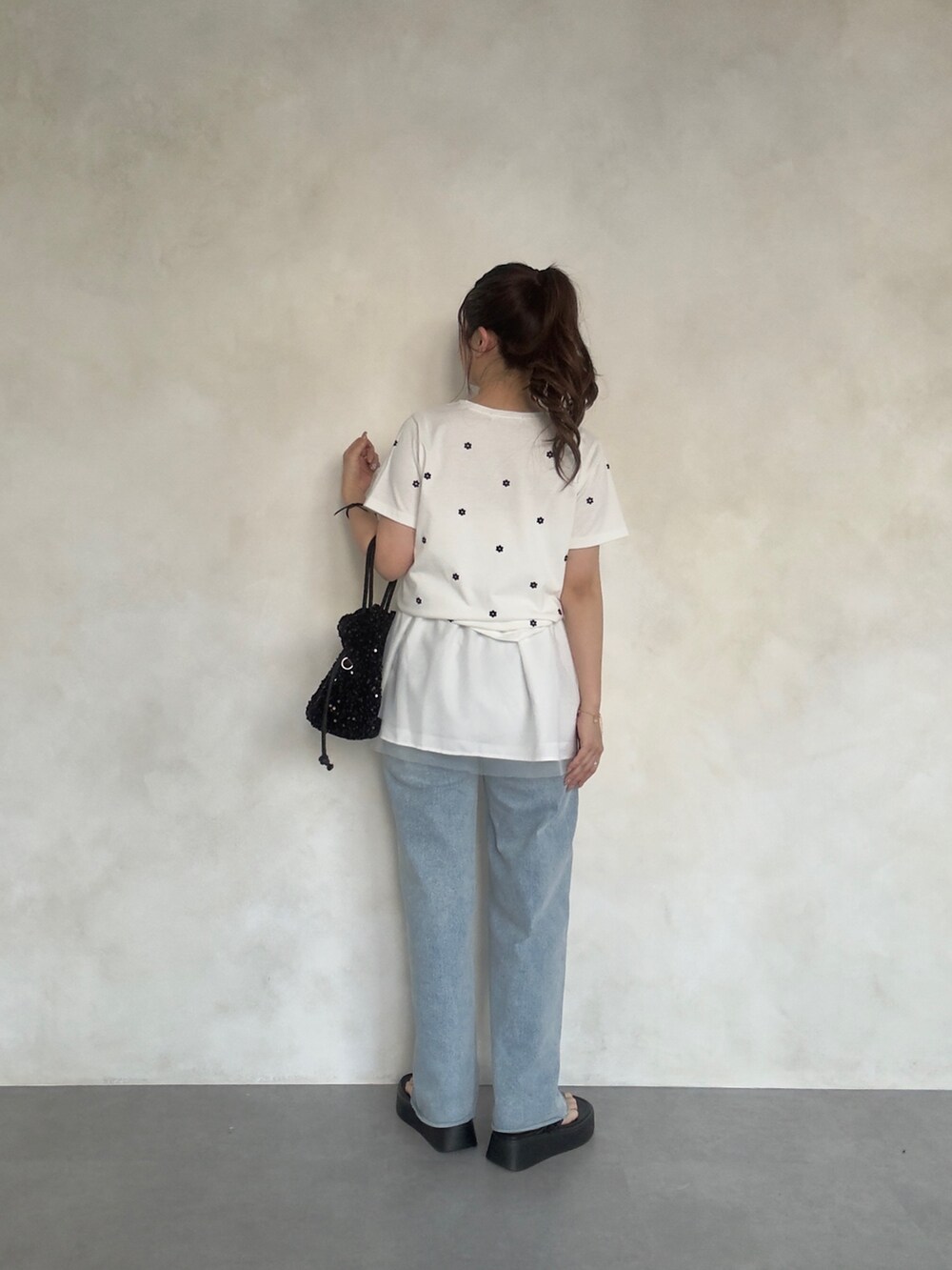 ホワイト系のTシャツ/カットソー、ブラック系のショルダーバッグ、ホワイト系のキャミソールを着用したレディースの春コーディネートの3枚目の写真