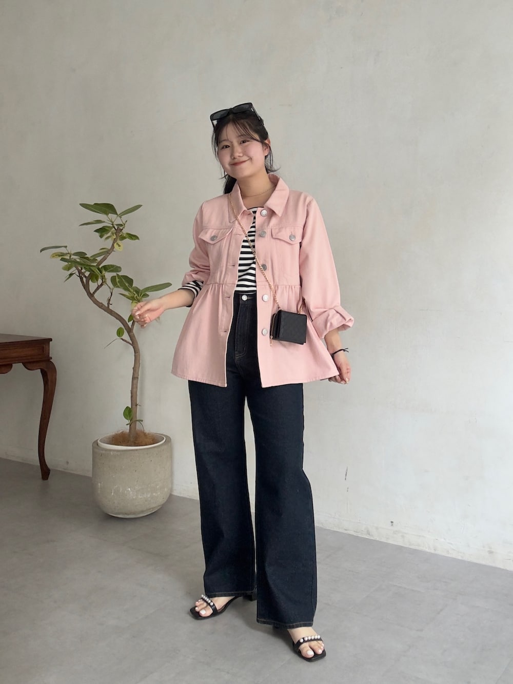 ブラック系のサンダル、ホワイト系のTシャツ/カットソーを着用したレディースの春コーディネートの4枚目の写真