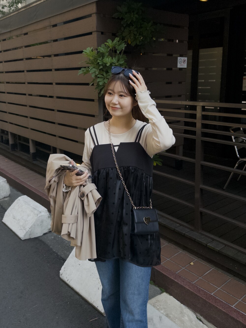 ホワイト系のTシャツ/カットソー、ブルー系のデニムパンツ、ブラック系のブーツを着用したレディースの冬コーディネートの3枚目の写真