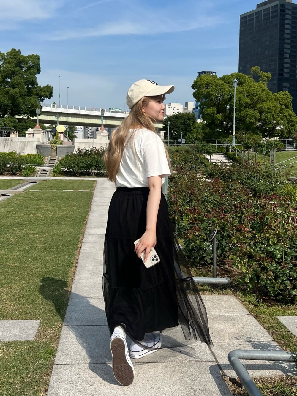 ホワイト系のTシャツ/カットソー、ベージュ系のショルダーバッグ、ブラック系のスカートを着用したレディースの夏コーディネートの2枚目の写真