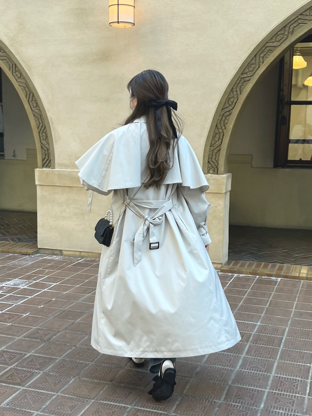 「シンプルコーデ、淡色コーデ、きれいめカジュアル、GU、プチプラ、春服みてみて、トレンチコート、ハーフアップ、ショルダーバッグ、トレンチ、ロングコート、Tシャツ、Tシャツ×デニム、ミュール」｜「prose verseのバックストラップリボンミュール（パンプス、ブラック系）」を使った、MIOさん（レディース・158cm）の春コーディネートの3枚目の写真