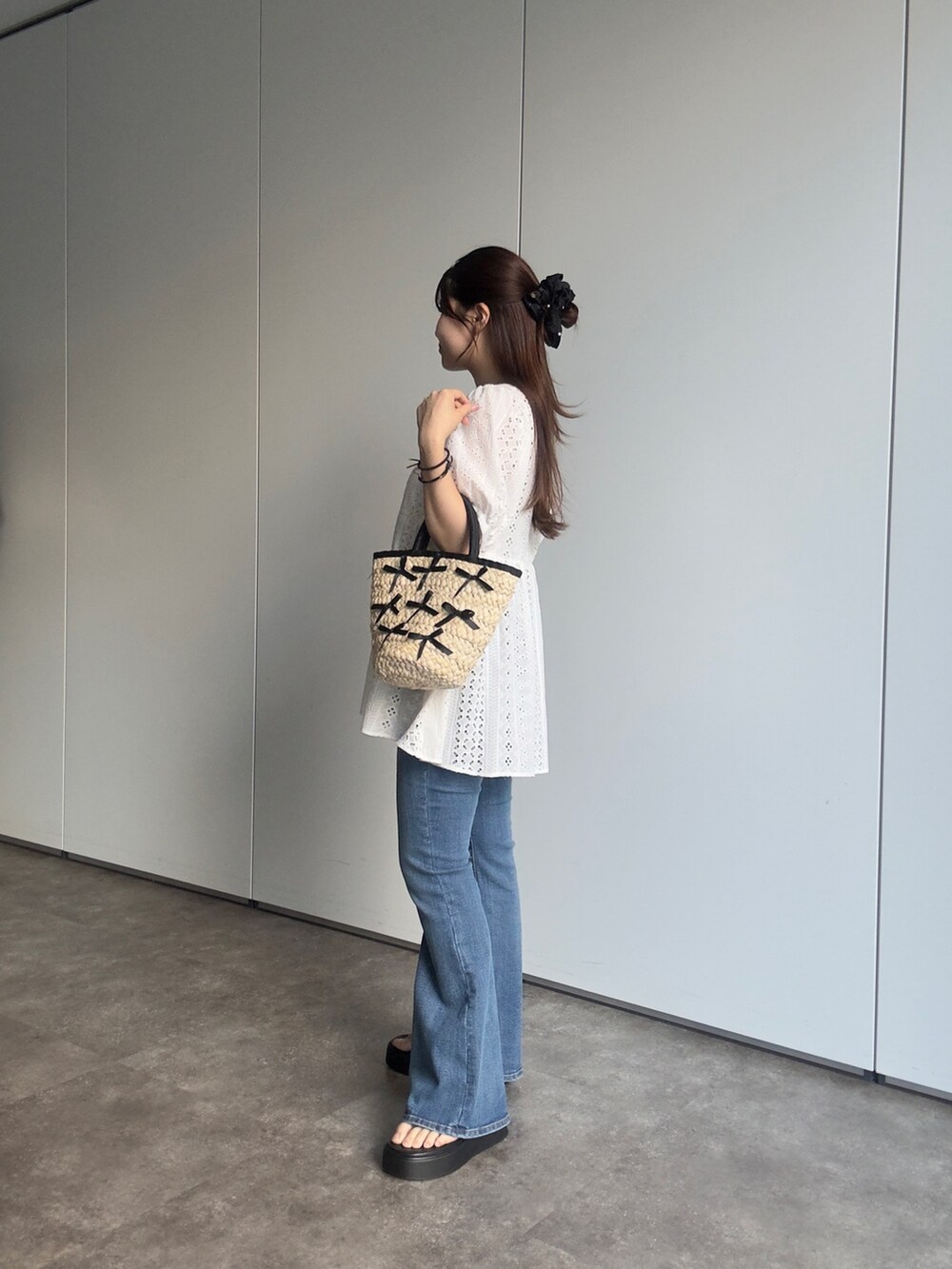 ホワイト系のシャツ/ブラウス、ブルー系のデニムパンツ、ブラック系のサンダルを着用したレディースの夏コーディネートの2枚目の写真