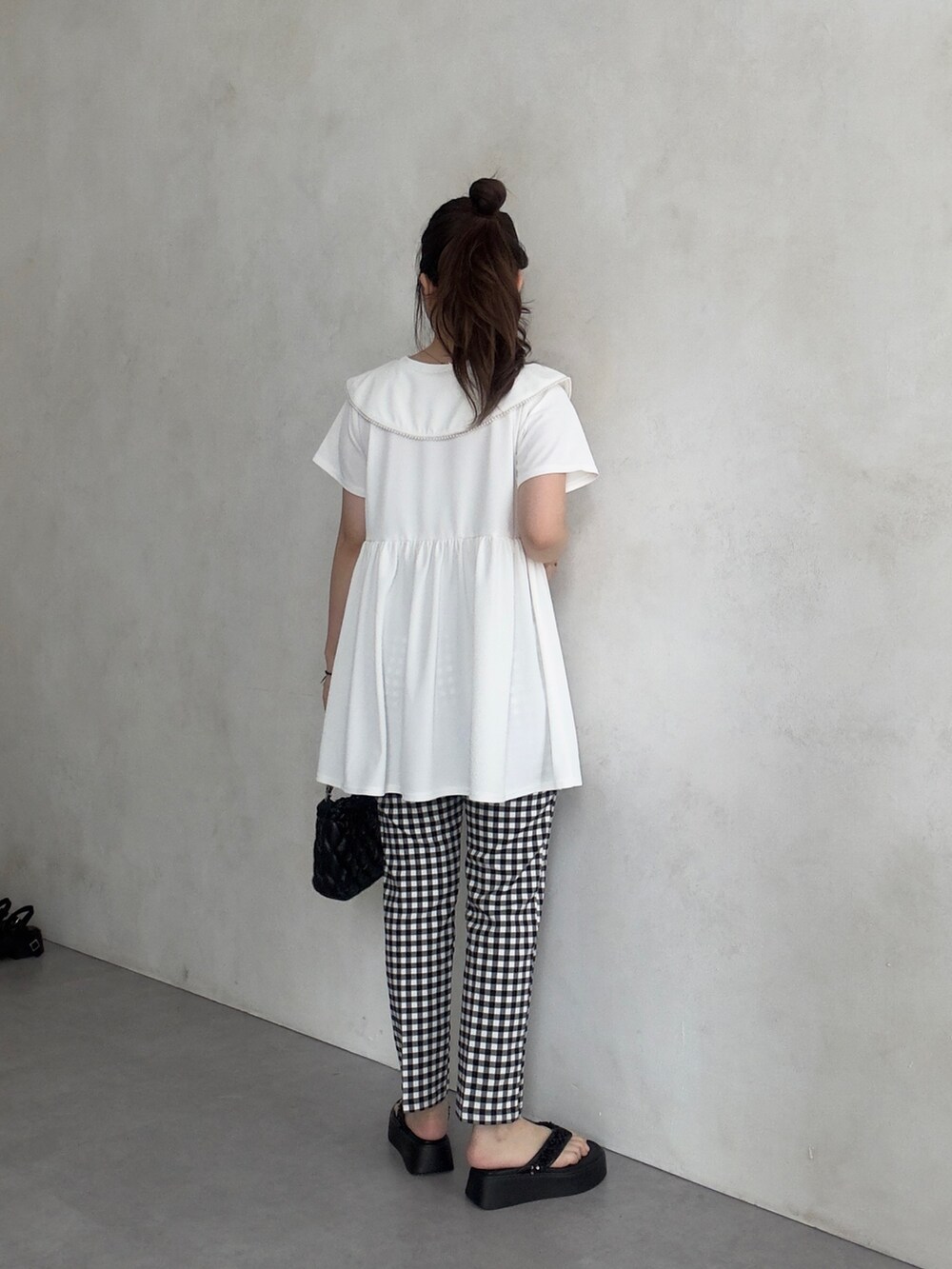 ブラック系のショルダーバッグ、ブラック系のその他パンツ、ブラック系のサンダルを着用したレディースの夏コーディネートの3枚目の写真