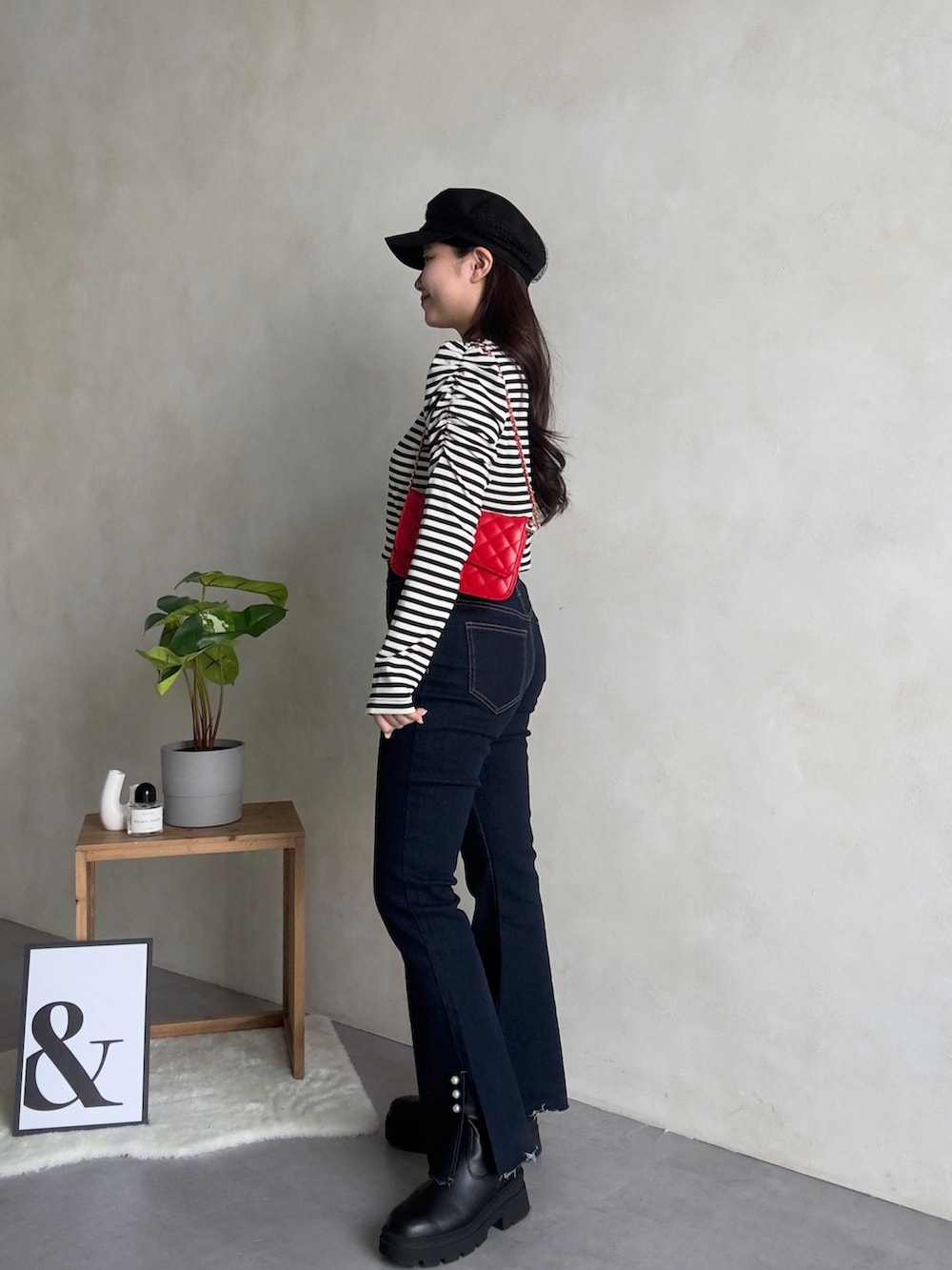 ブルー系のデニムパンツ、ブラック系のブーツ、ブラック系のTシャツ/カットソーを着用したレディースの冬コーディネートの2枚目の写真