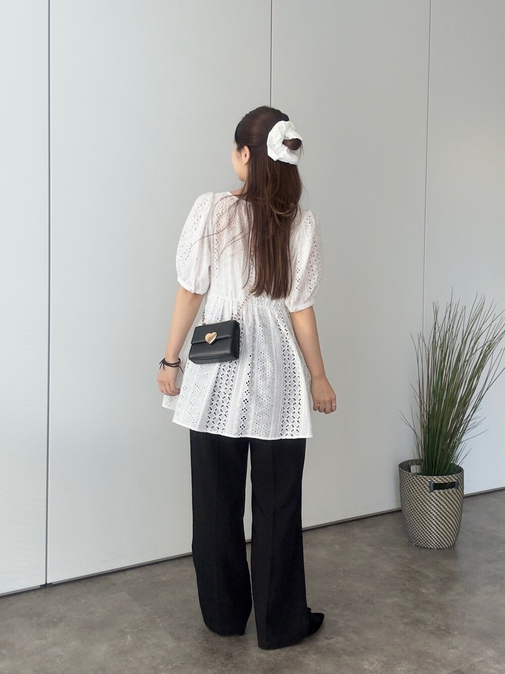 ホワイト系のシャツ/ブラウス、ブラック系のその他パンツを着用したレディースの夏コーディネートの3枚目の写真