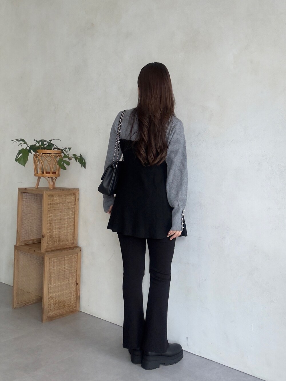 ブラック系のその他パンツ、ブラック系のブーツ、グレー系のニット/セーターを着用したレディースの秋コーディネートの4枚目の写真