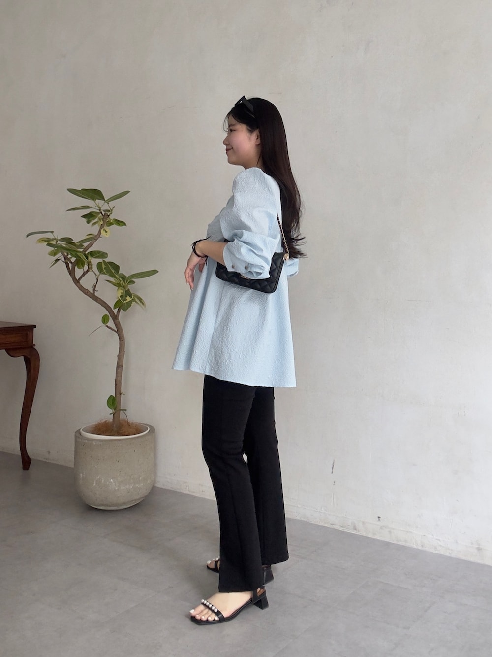 ブラック系のその他パンツ、ブラック系のサンダル、ブルー系のシャツ/ブラウスを着用したレディースの春コーディネートの2枚目の写真