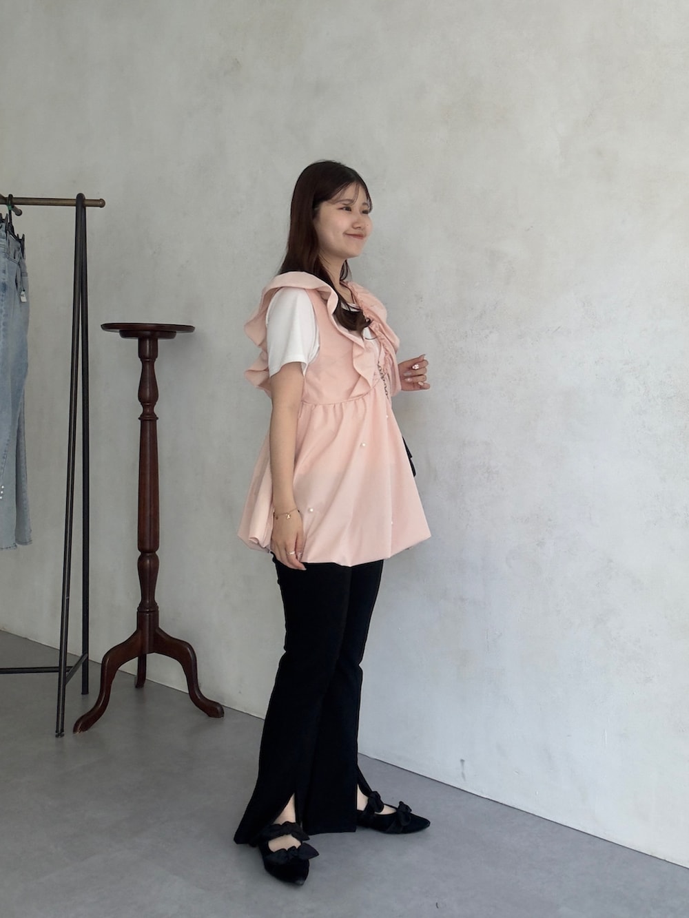 「prose verseの【MOMO】接触冷感スクエアネックTシャツ（Tシャツ/カットソー、ホワイト系）」を使った、MIOさん（レディース・158cm）の春コーディネートの2枚目の写真