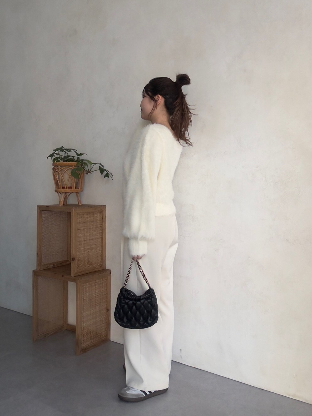 ホワイト系のその他パンツ、ブラック系のショルダーバッグ、ホワイト系のカーディガン/ボレロを着用したレディースの秋コーディネートの2枚目の写真