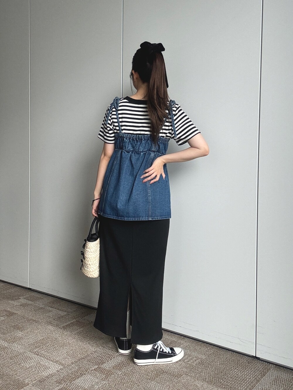 ブラック系のTシャツ/カットソー、ブルー系のキャミソール、ブラック系のかごバッグを着用したレディースの夏コーディネートの3枚目の写真