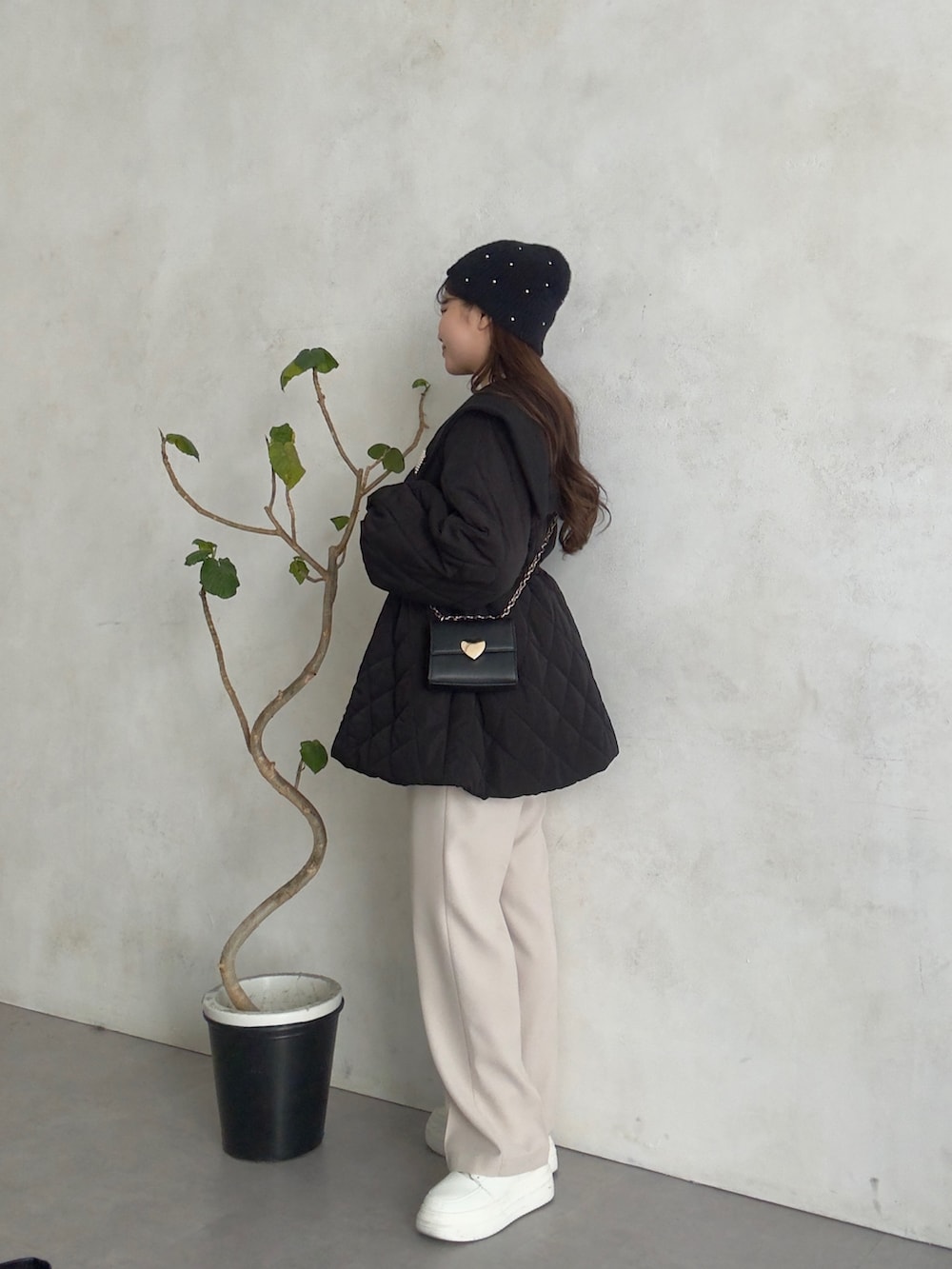 ホワイト系のニット/セーター、ホワイト系のその他パンツ、ブラック系のブルゾンを着用したレディースの秋コーディネートの2枚目の写真