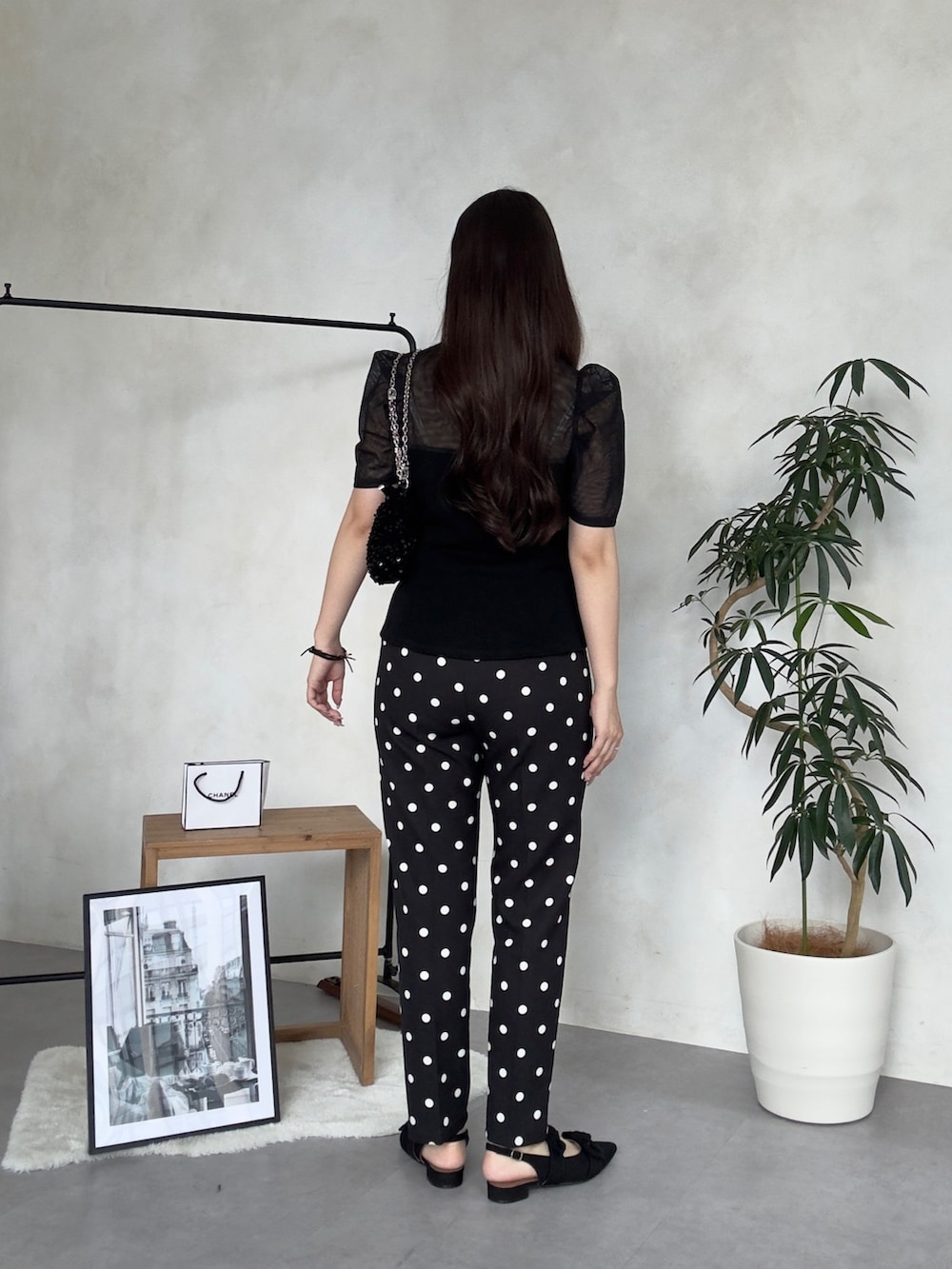 ブラック系のその他パンツ、ブラック系のパンプス、ブラック系のTシャツ/カットソーを着用したレディースの夏コーディネートの3枚目の写真