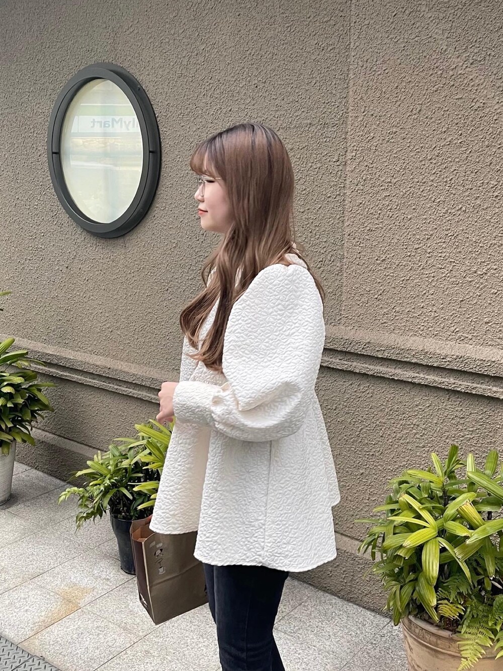 ホワイト系のシャツ/ブラウス、ブラック系のデニムパンツを着用したレディースの冬コーディネートの3枚目の写真