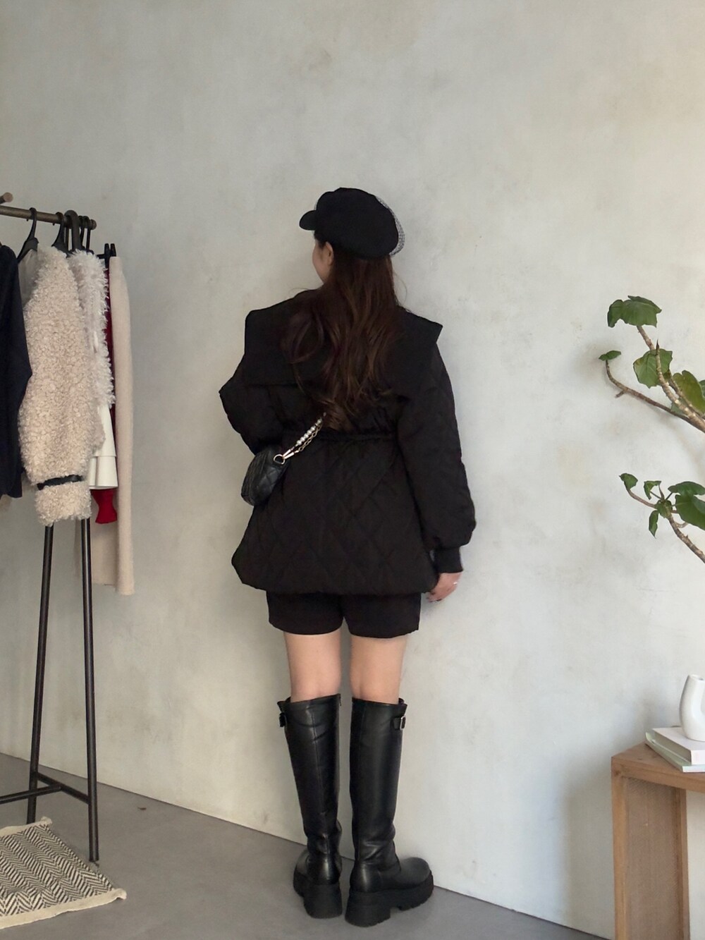 ホワイト系のニット/セーター、ブラック系のその他パンツ、ブラック系のブーツを着用したレディースの秋コーディネートの3枚目の写真