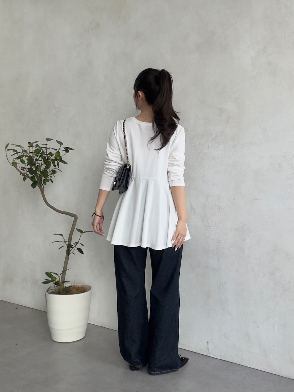 ブラック系のトートバッグ、ホワイト系のTシャツ/カットソーを着用したレディースの春コーディネートの3枚目の写真