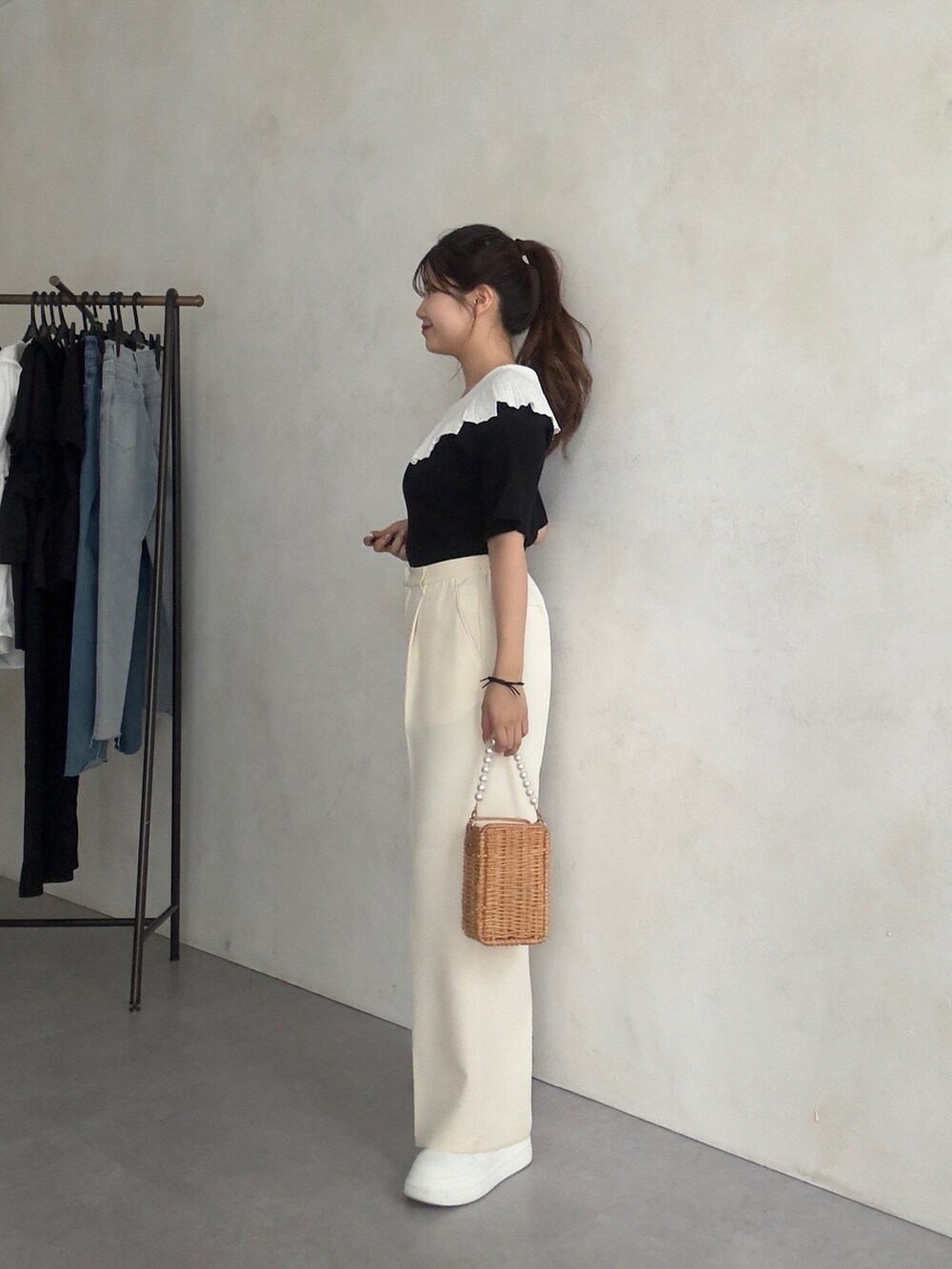 ホワイト系のその他パンツ、ブラック系のニット/セーターを着用したレディースの夏コーディネートの2枚目の写真