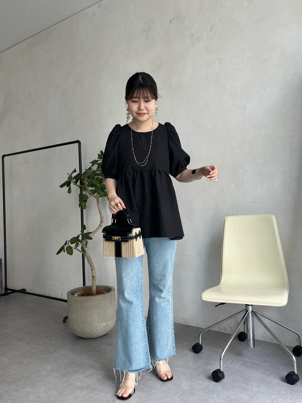 「休日スタイル、春コーデ、ボリューム袖、セットアップ、モード、ぺプラムトップス、プチプラ、シンプルコーデ、デニム、デニムパンツ、フレアパンツ」｜「prose verseの2連レイヤードネックレス（ネックレス、ゴールド系）」を使った、MIOさん（レディース・158cm）の春コーディネートの2枚目の写真