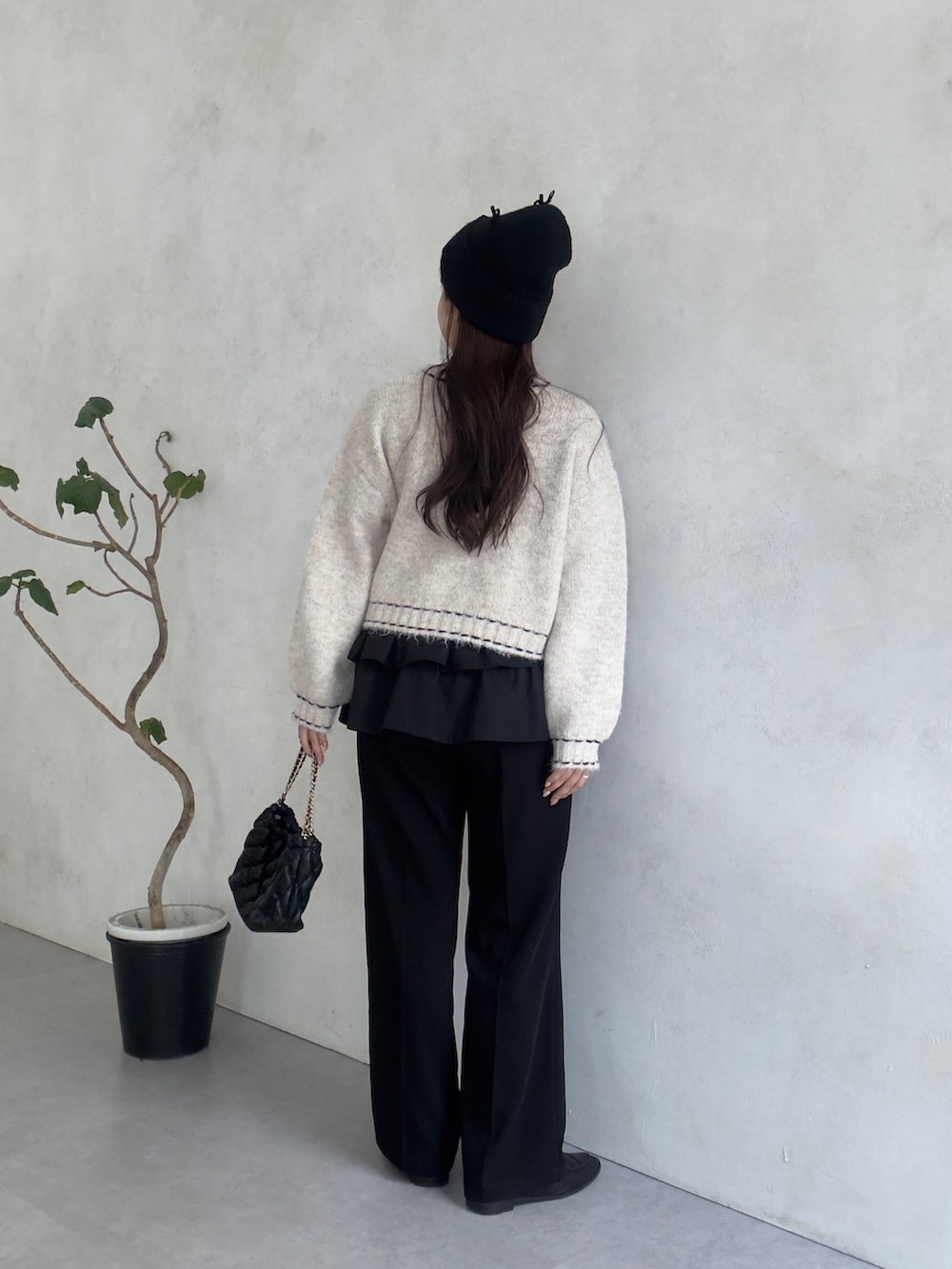 ブラック系のスカート、ブラック系のその他パンツ、ベージュ系のカーディガン/ボレロを着用したレディースの秋コーディネートの3枚目の写真