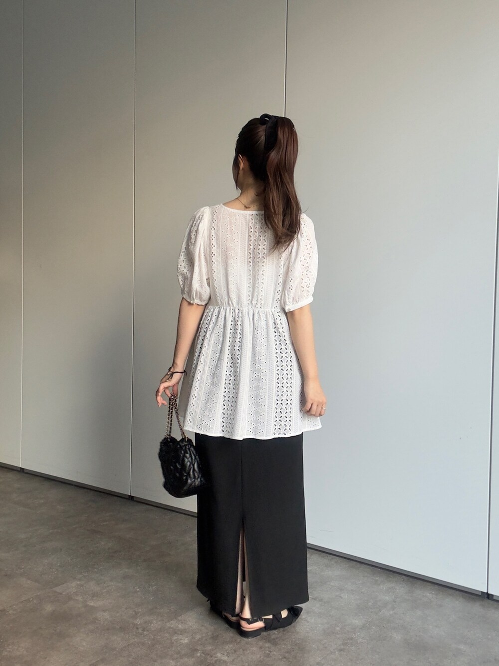 ホワイト系のシャツ/ブラウス、ブラック系のスカートを着用したレディースの夏コーディネートの3枚目の写真