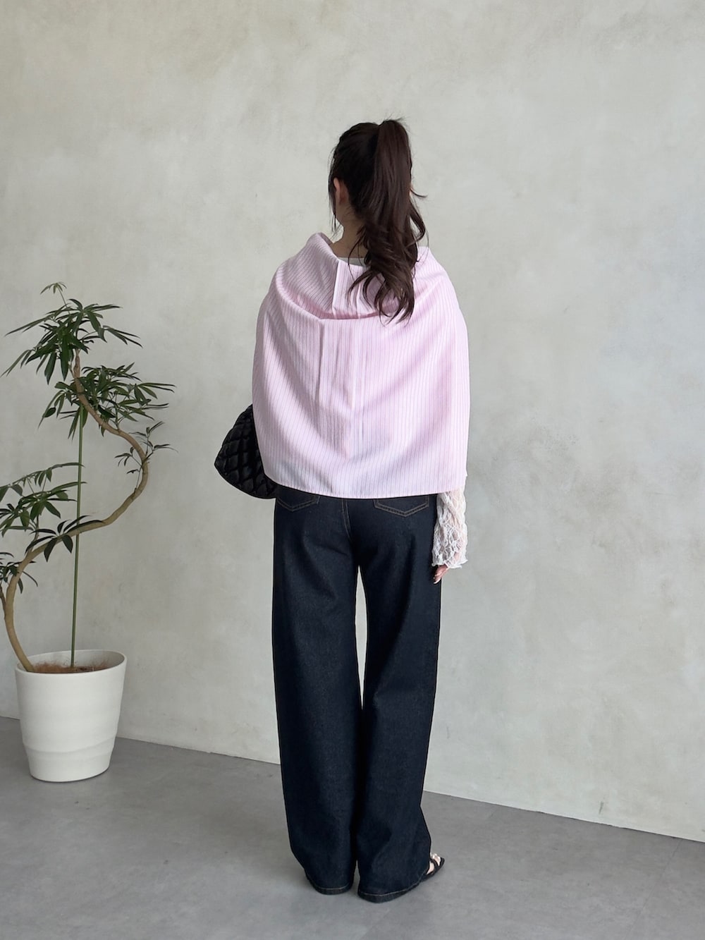 ホワイト系のTシャツ/カットソー、ブラック系のサンダル、ピンク系のシャツ/ブラウスを着用したレディースの春コーディネートの3枚目の写真