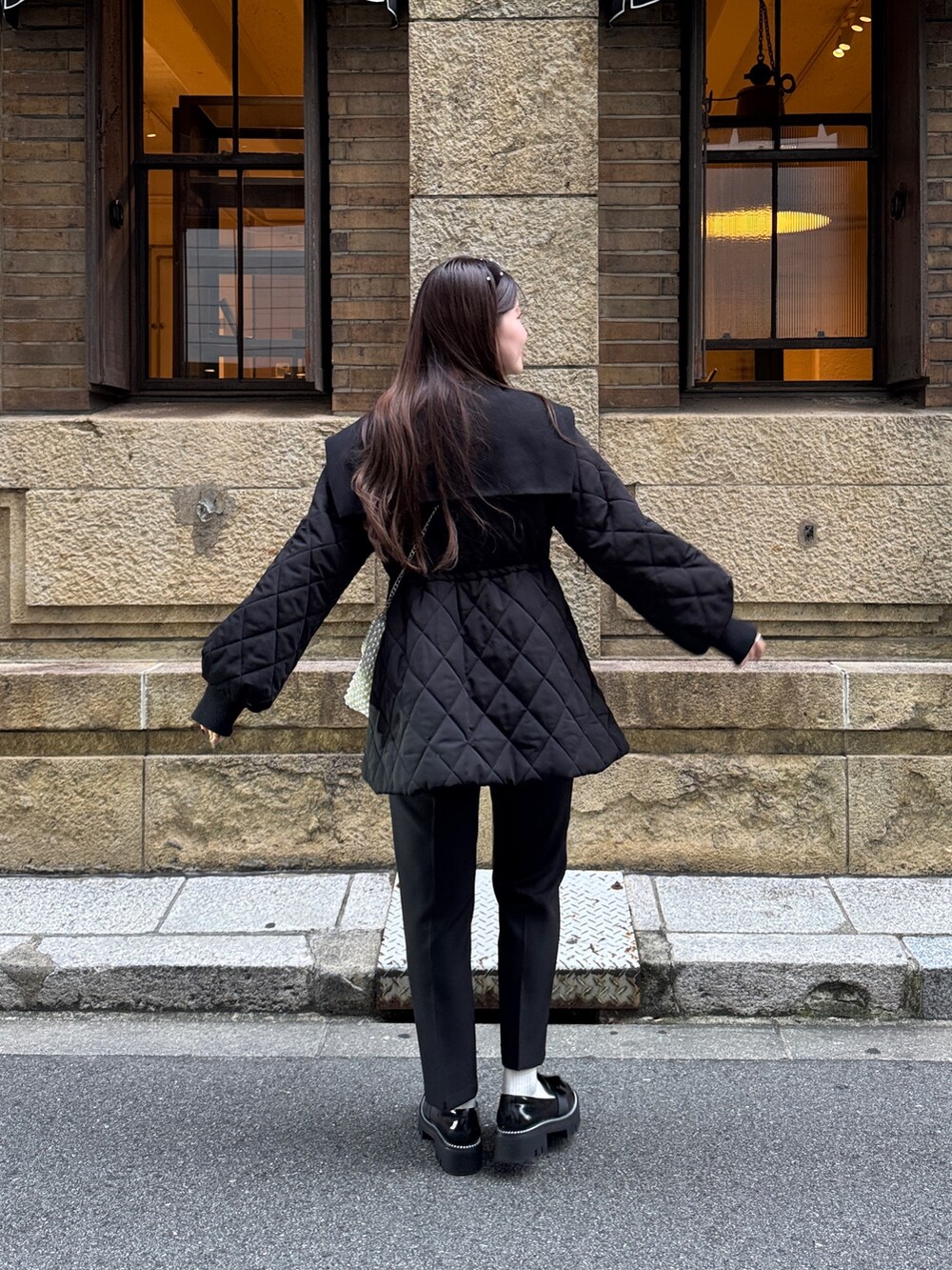 ホワイト系のニット/セーター、ブラック系のその他パンツ、ブラック系のローファーを着用したレディースの秋コーディネートの2枚目の写真