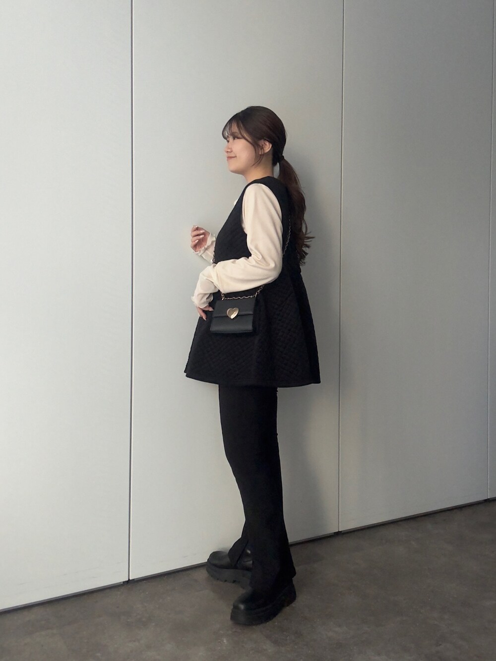 ホワイト系のTシャツ/カットソー、ブラック系のショルダーバッグ、ブラック系のその他パンツを着用したレディースの秋コーディネートの2枚目の写真