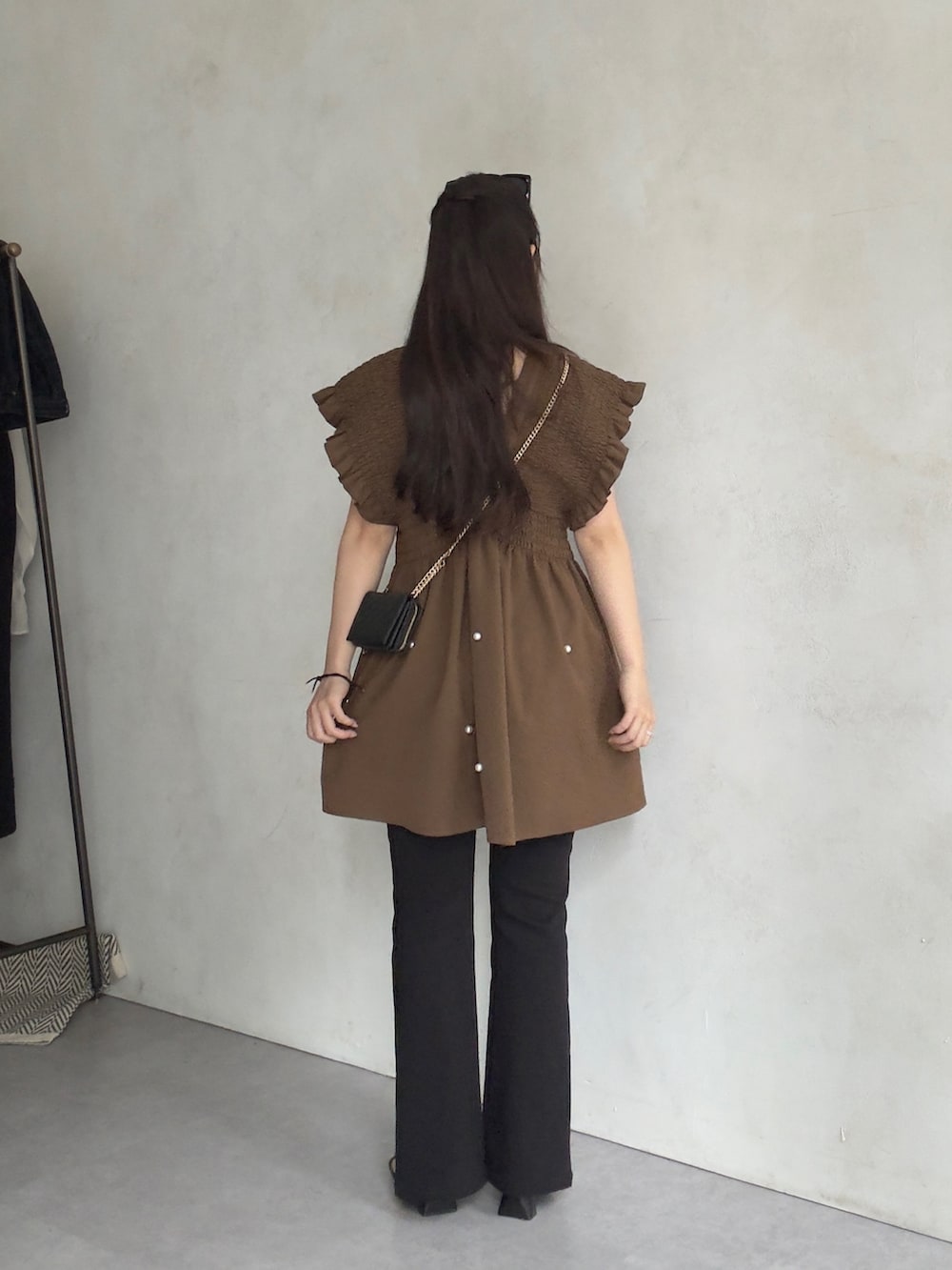 ブラック系のその他パンツ、ブラック系のサンダル、ブラウン系のシャツ/ブラウスを着用したレディースの春コーディネートの3枚目の写真