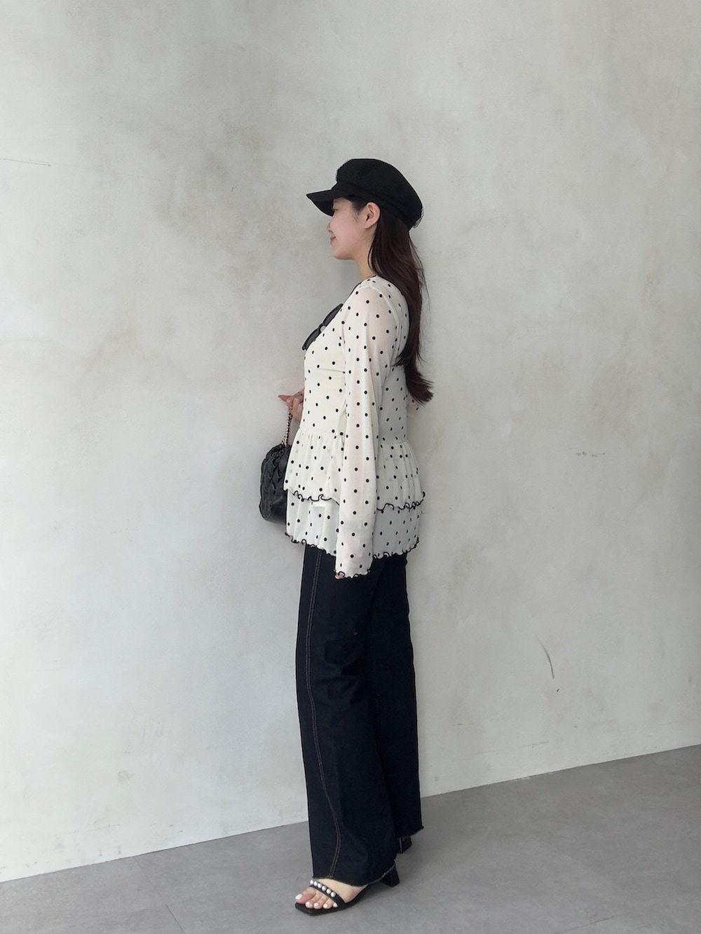 ホワイト系のTシャツ/カットソー、ブルー系のデニムパンツ、ブラック系のサンダルを着用したレディースの春コーディネートの2枚目の写真