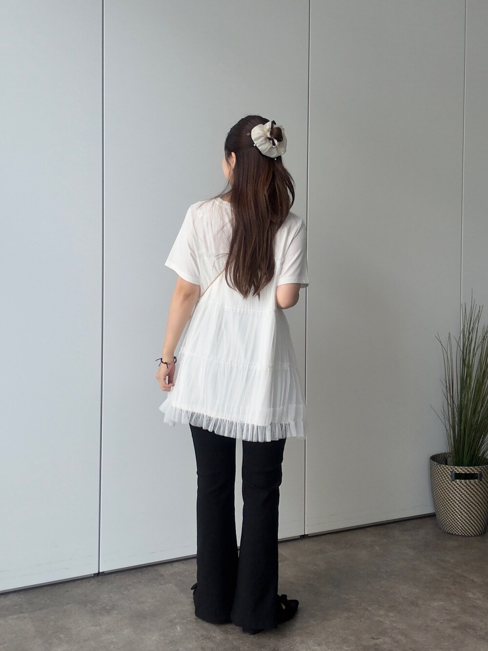ブラック系のその他パンツ、ホワイト系のTシャツ/カットソーを着用したレディースの夏コーディネートの3枚目の写真