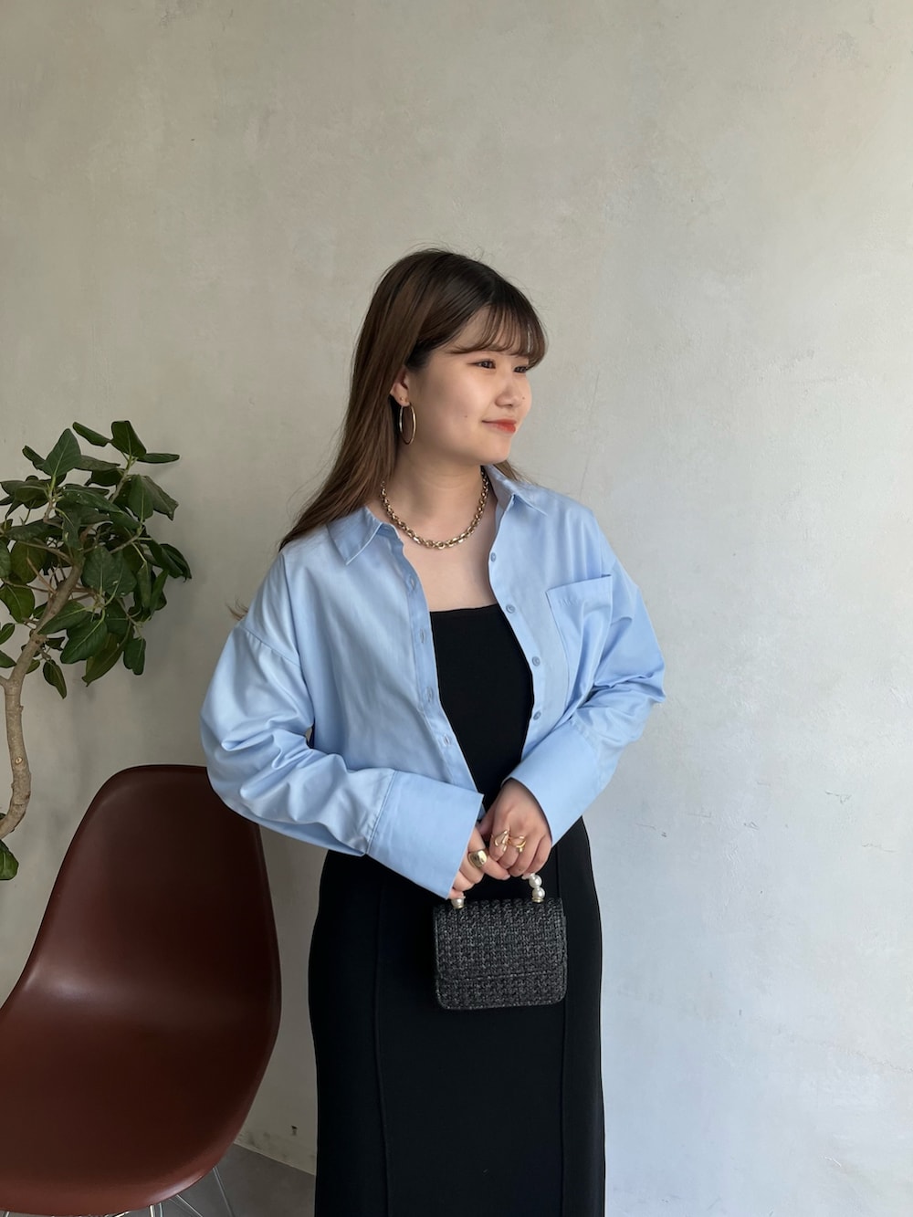 ブルー系のシャツ/ブラウス、ブラック系のワンピース、ブラック系のサンダルを着用したレディースの春コーディネートの3枚目の写真