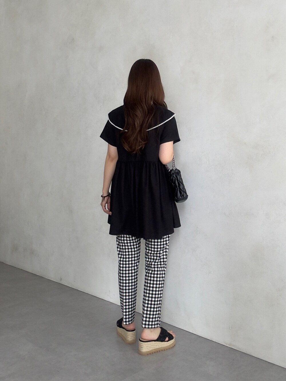 ブラック系のショルダーバッグ、ブラック系のその他パンツ、ブラック系のサンダルを着用したレディースの夏コーディネートの3枚目の写真