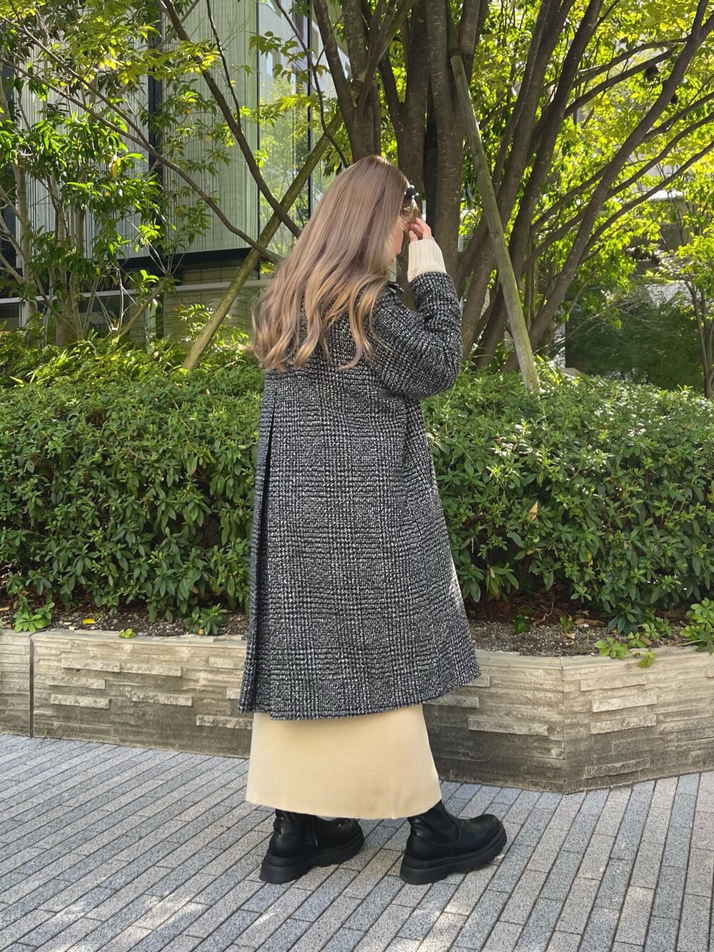 ホワイト系のニット/セーター、ベージュ系のセットアップ、ブラック系のブーツを着用したレディースの秋コーディネートの5枚目の写真