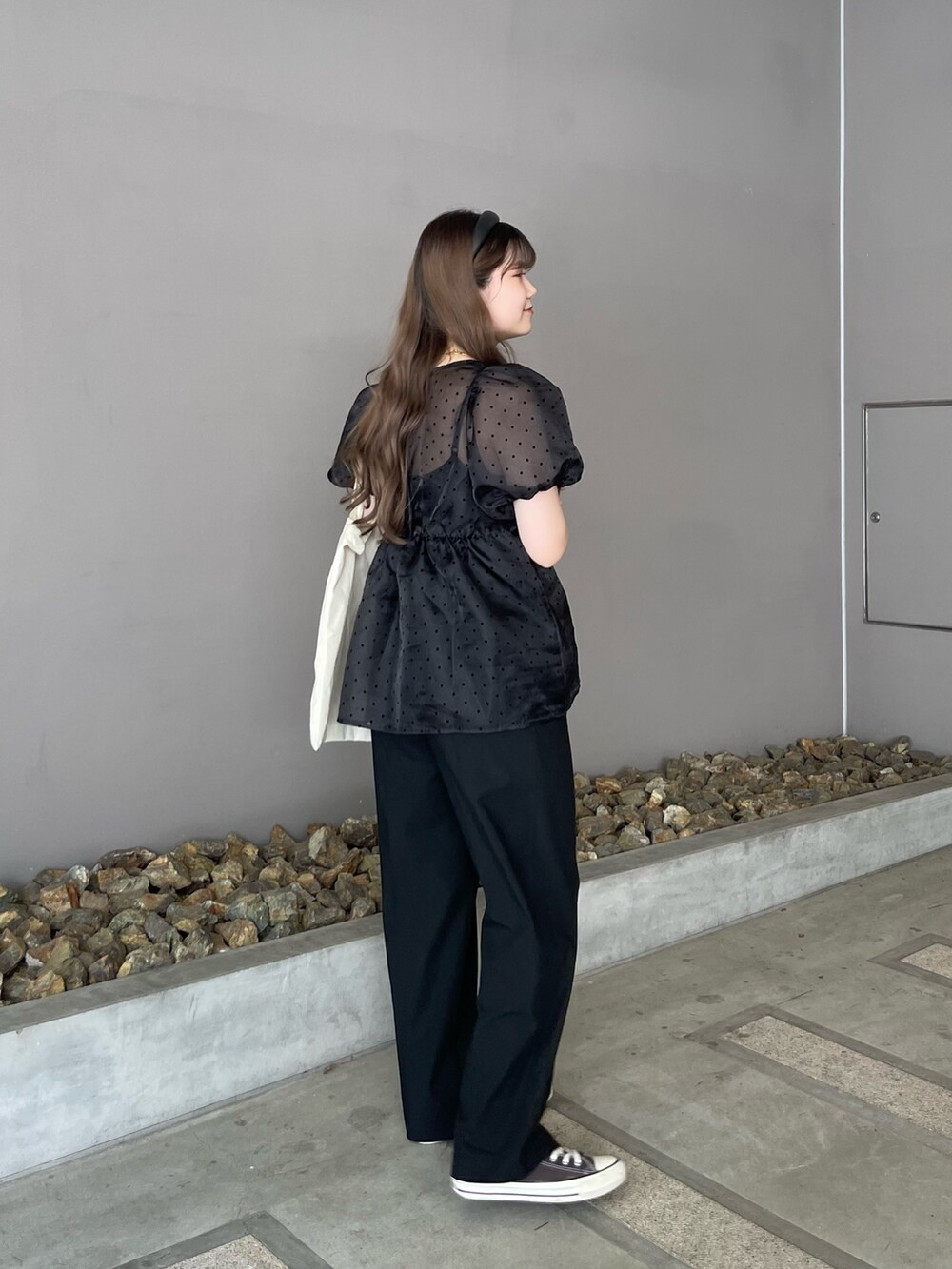 ブラック系のシャツ/ブラウス、ブラック系のカチューシャ、ゴールド系のネックレスを着用したレディースの春コーディネートの3枚目の写真