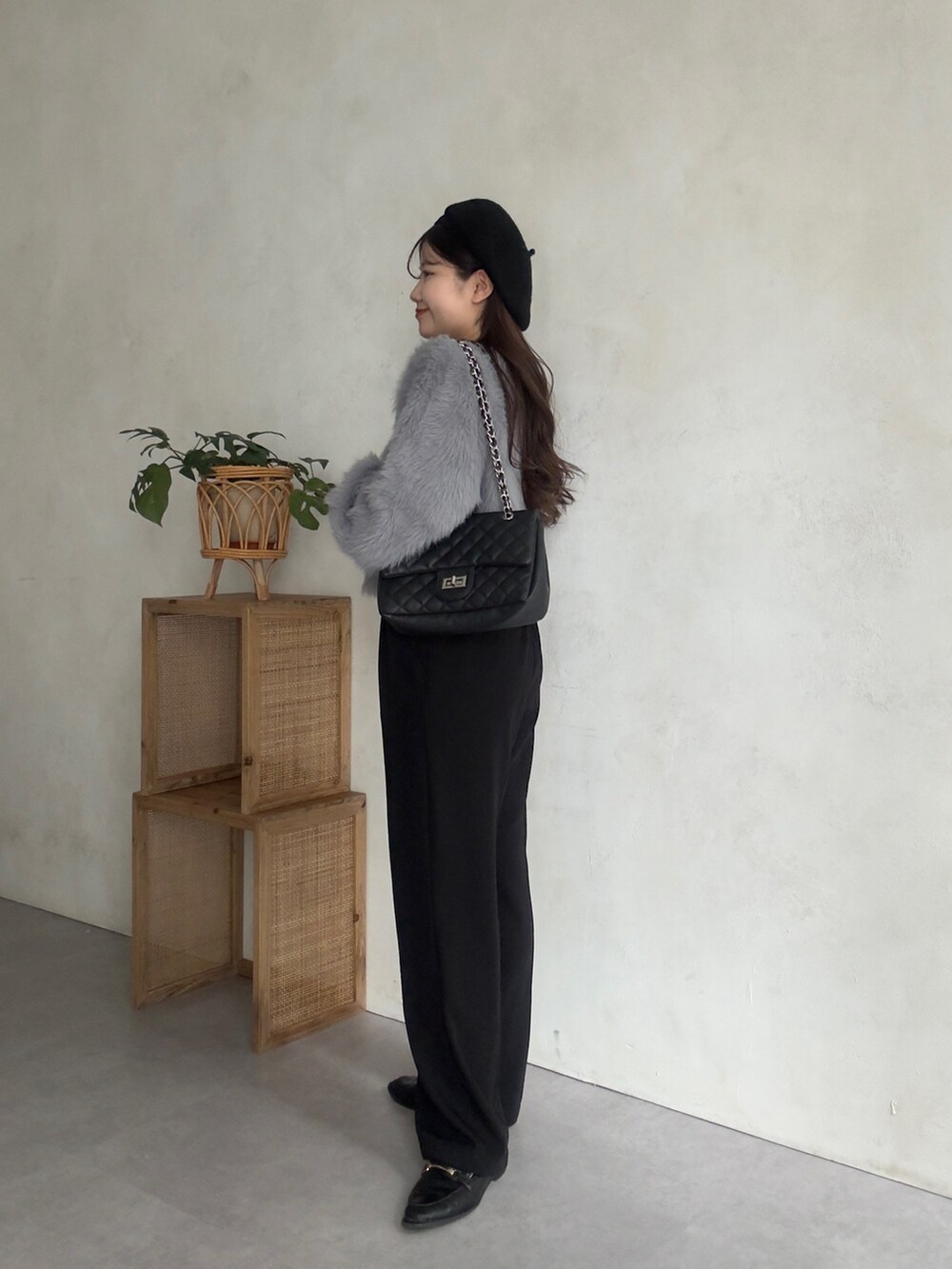 グレー系のカーディガン/ボレロ、ブラック系のスラックスを着用したレディースの秋コーディネートの2枚目の写真