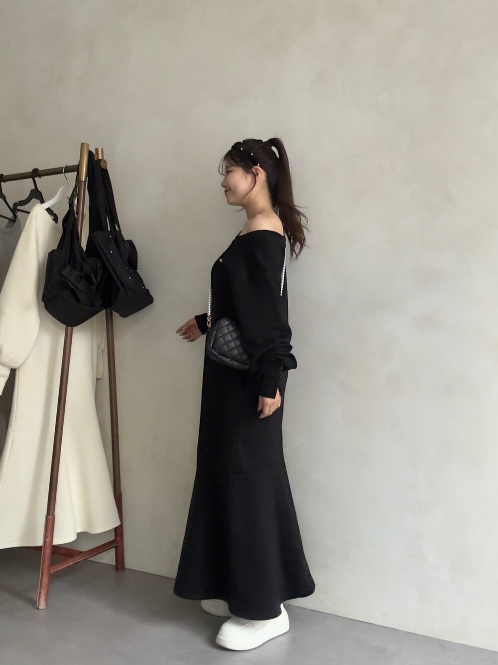 ブラック系のワンピースを着用したレディースの秋コーディネートの2枚目の写真