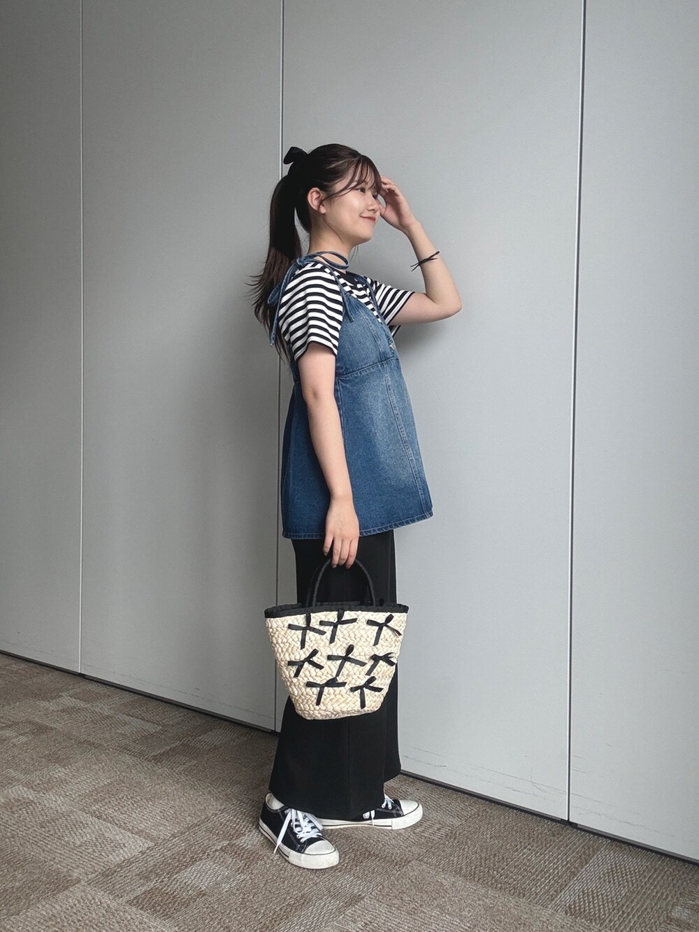 ブラック系のTシャツ/カットソー、ブルー系のキャミソール、ブラック系のかごバッグを着用したレディースの夏コーディネートの2枚目の写真