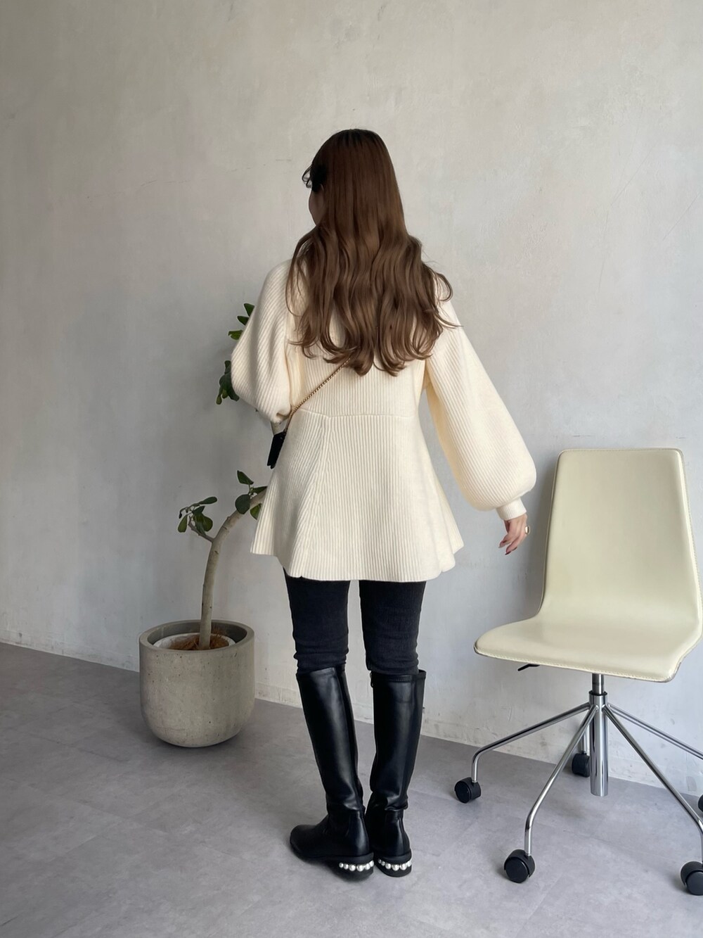 「ファッションを楽しもう、ブーツ、ショルダーバッグ、お出かけコーデ、プチプラ、デニム、ニット、ぺプラムトップス、スキニーデニム、ロングブーツ、袖ボリューム」｜「prose verseの【ミニサイズ】ベロアリボンヘアクリップセット（バレッタ/ヘアクリップ、ブラック系）」を使った、MIOさん（レディース・158cm）の秋コーディネートの2枚目の写真
