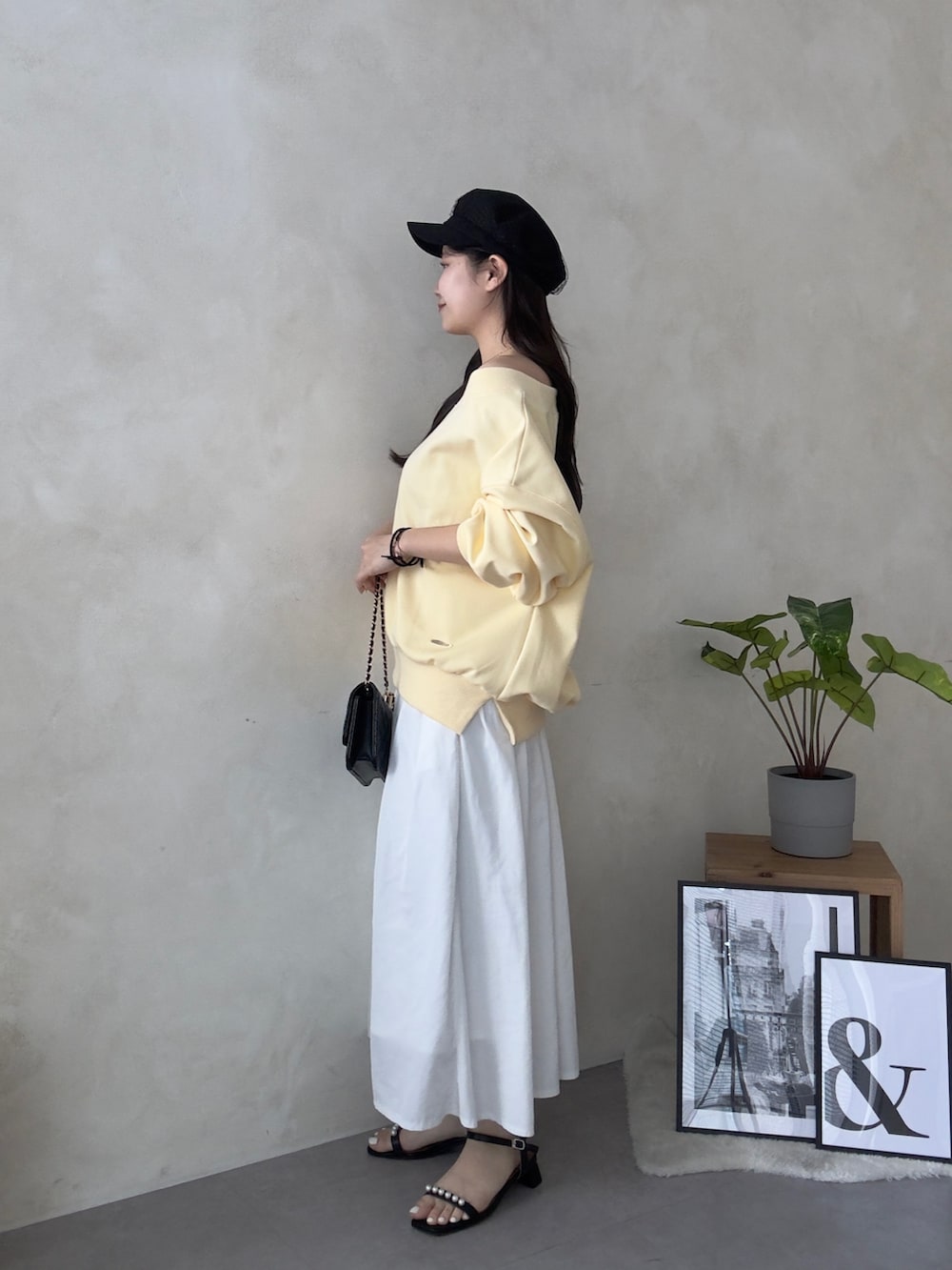 ホワイト系のスカート、ブラック系のサンダル、ブラック系のトートバッグを着用したレディースの春コーディネートの2枚目の写真