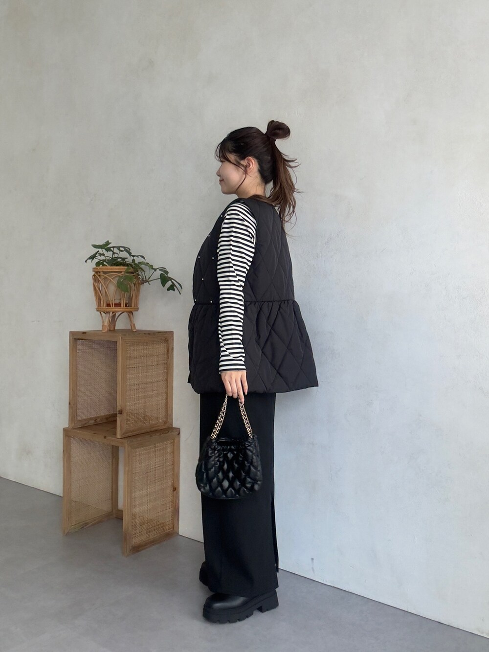 ブラック系のスカート、ブラック系のブーツ、ブラック系のTシャツ/カットソーを着用したレディースの夏コーディネートの2枚目の写真