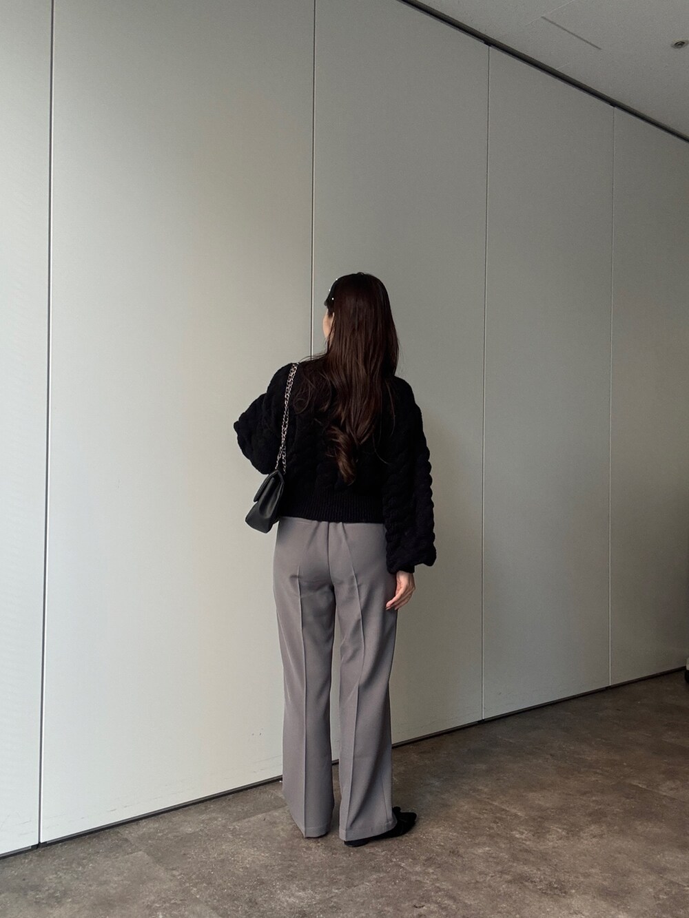 ブラック系のショルダーバッグ、グレー系のその他パンツを着用したレディースの秋コーディネートの3枚目の写真